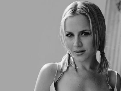 julie-benz